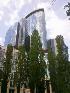 П'ятизірковий готель в центрі Києва та житловий комплекс H-Tower.  Київ Ukraine Перший готель міжнародної мережі Hilton відкрився в Києві наприкінці березня 2014 року. Готель Hilton входить до комплексу H-Tower (бул.Шевченка, 28/30), займаючи в ньому 3-8 поверхи. Загальна площа H-Tower - 58 тис. кв. м. Окрім готеля, до комплексу входять житлові апартаменти на верхніх поверхах.   Новий готель розташований в самому центрі міста, на бульварі Шевченка, навпроти старого Ботанічного саду, неподалік від головних т